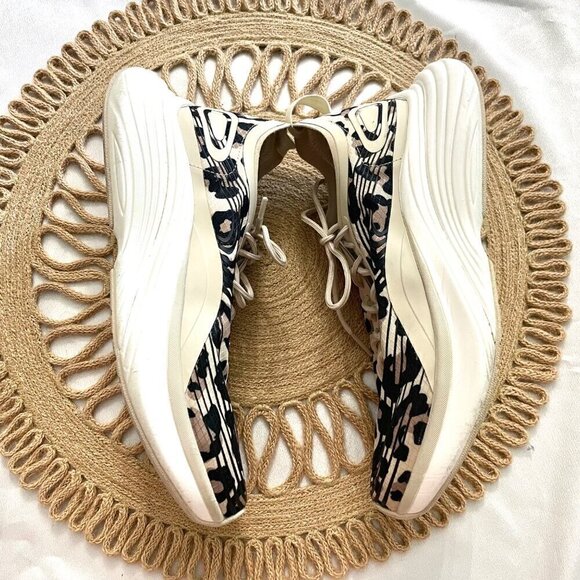 APL Streamline Low Top Running Sneakers Parchment Black Leopard Size 7 - Picture 4 of 14